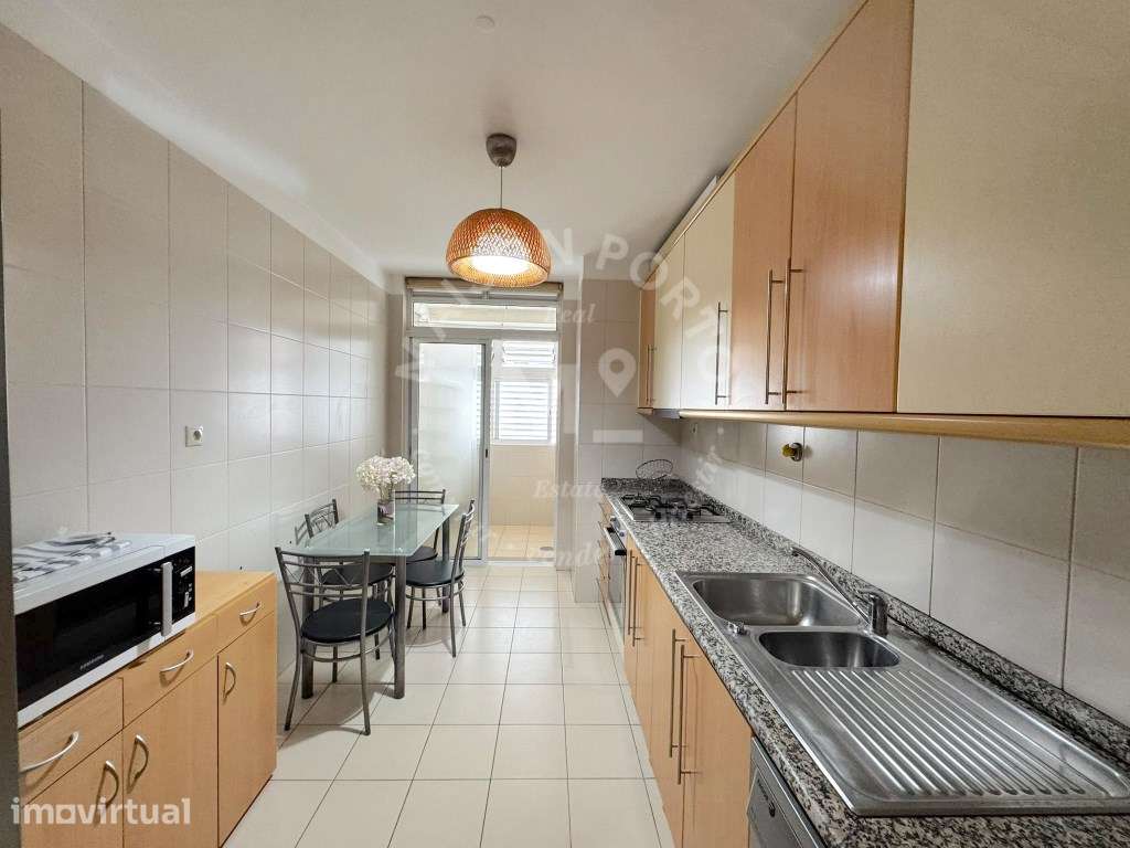 Apartamento T3 com Arrumos, Estacionamento, Totalmente Mobilado e E... - Grande imagem: 2/45
