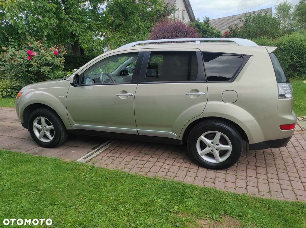 Mitsubishi Outlander 2.2 DID Intense + - 9