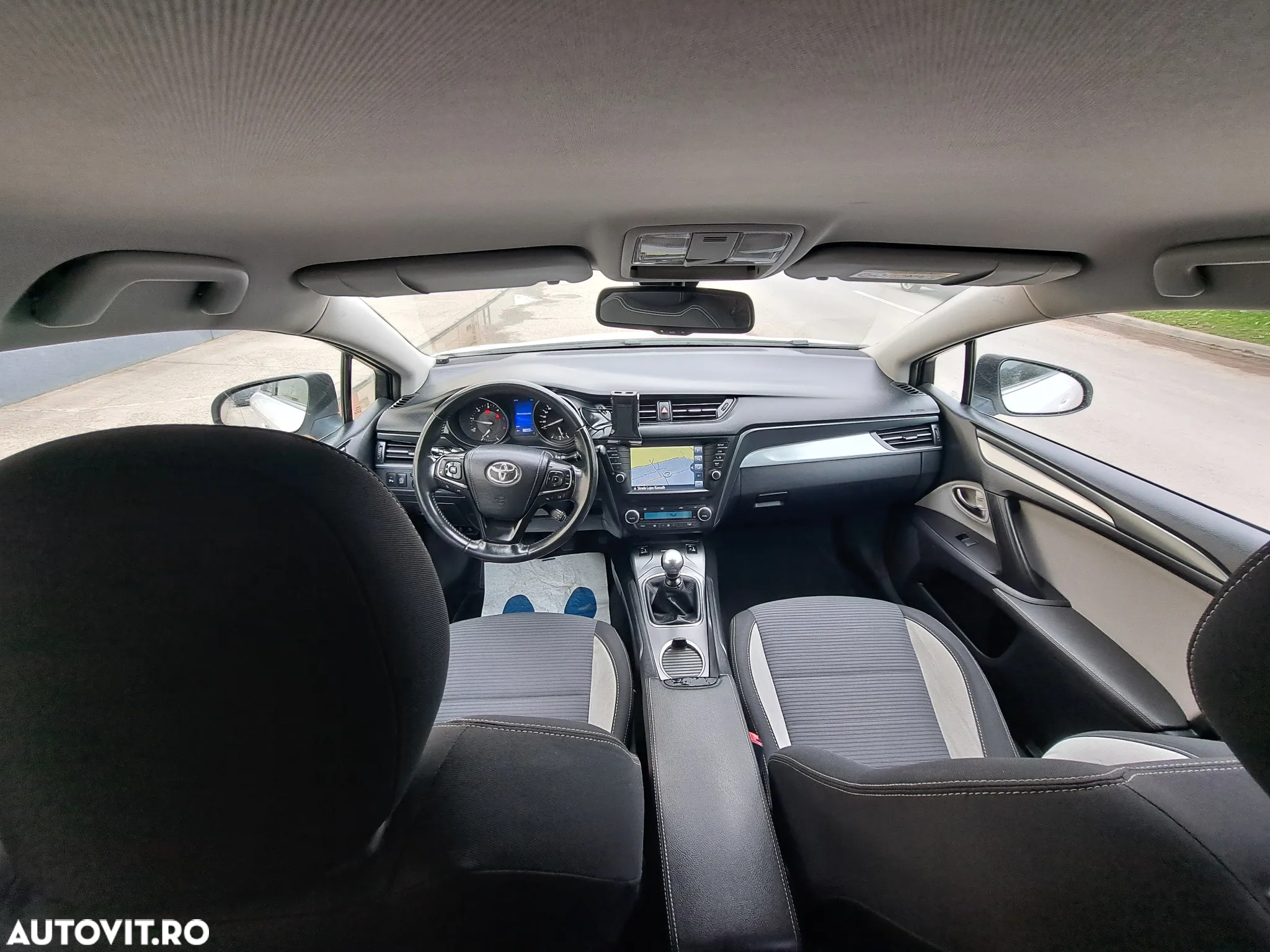 Toyota Avensis 2.0 D-4D Executive - 11