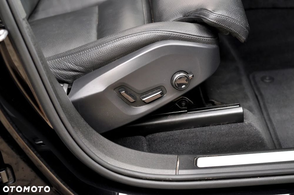 Volvo XC 60 B4 B Plus Dark - 32