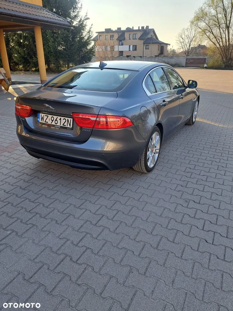 Jaguar XE 2.0 T Prestige - 28