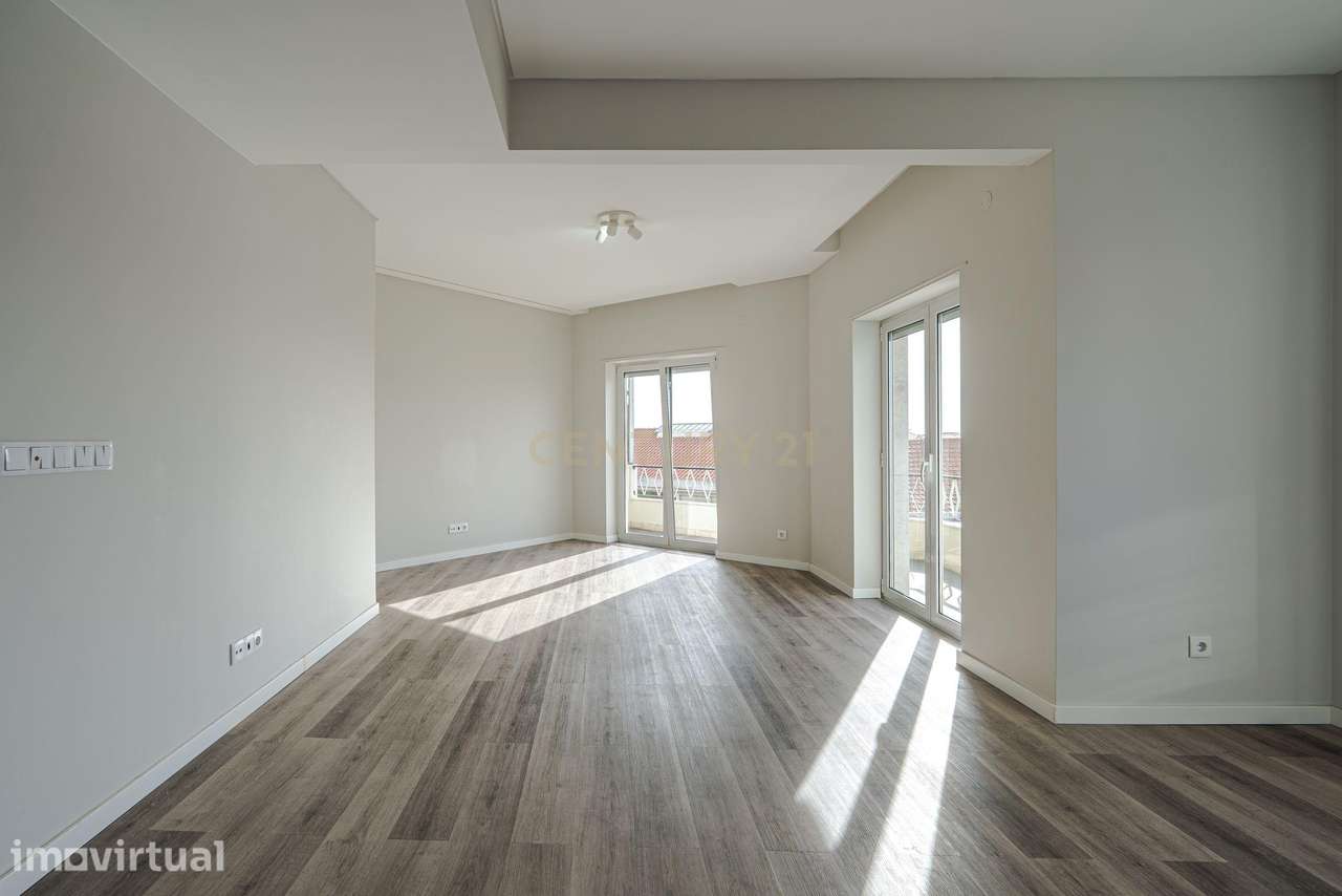 Apartamento T3 com Vista Panorâmica em Almada - Grande imagem: 2/21
