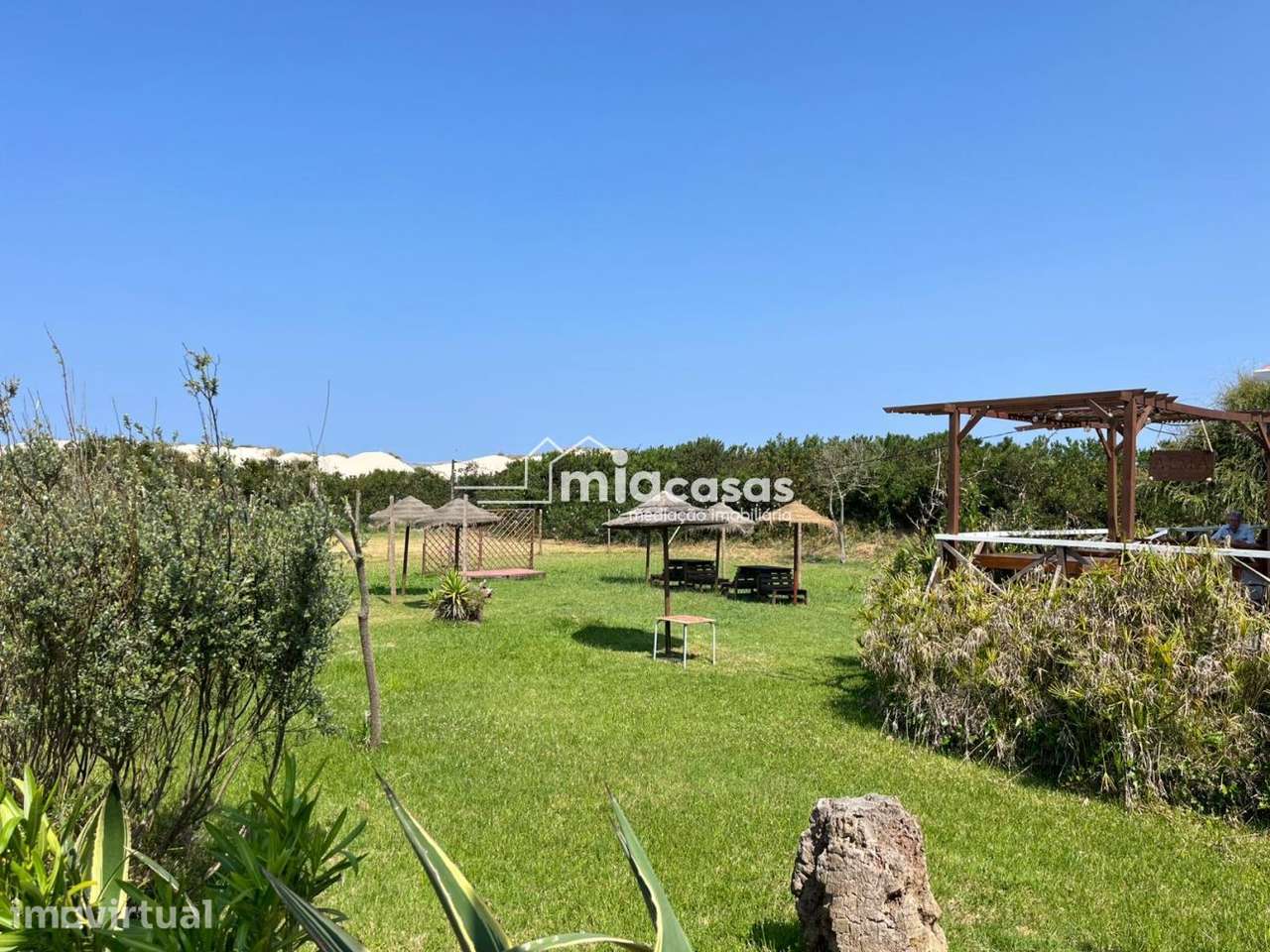 Bar + Quinta com 10.800m² a apenas 130 metros do mar - Grande imagem: 2/12
