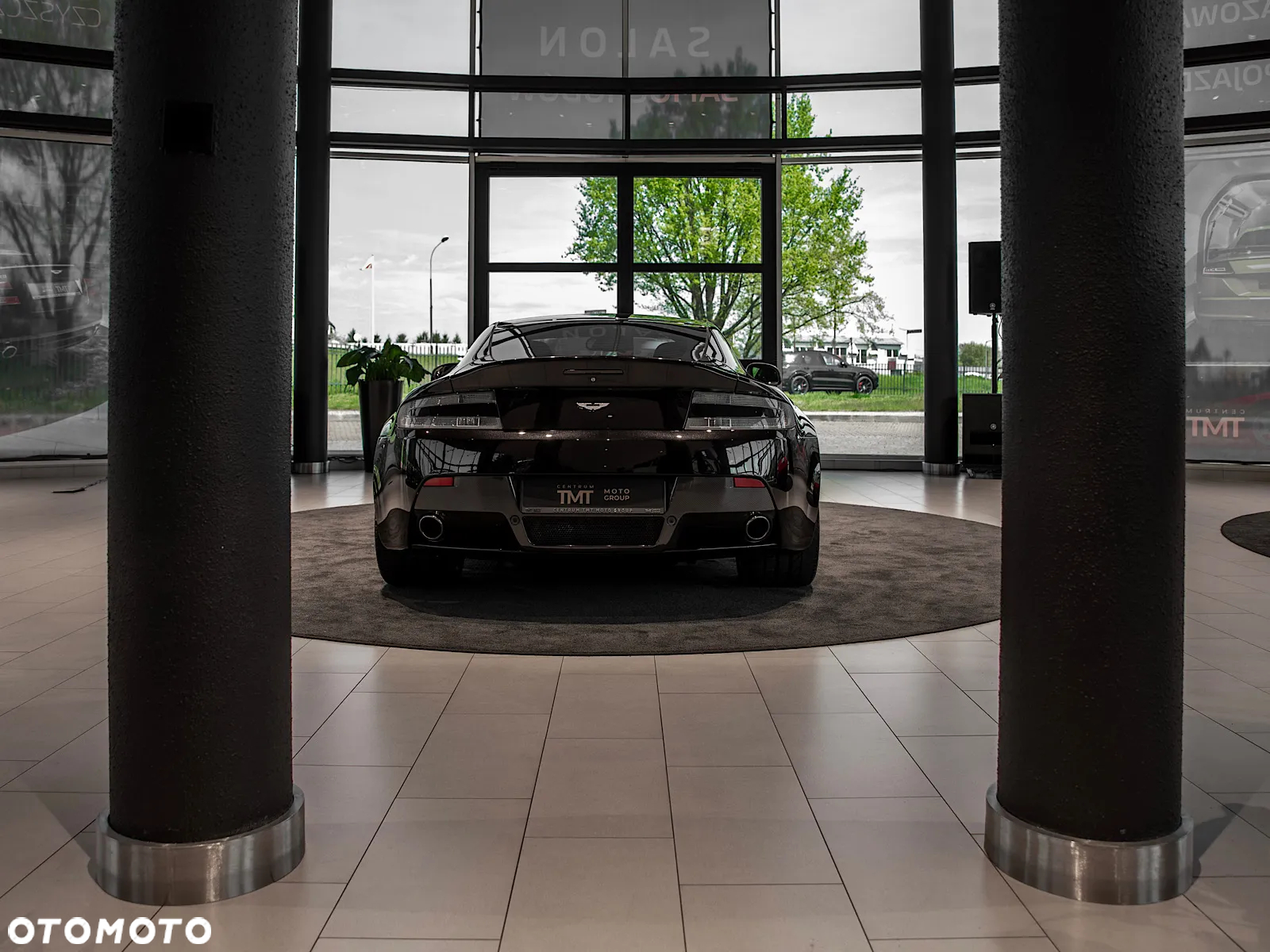 Aston Martin V12 Vantage - 6