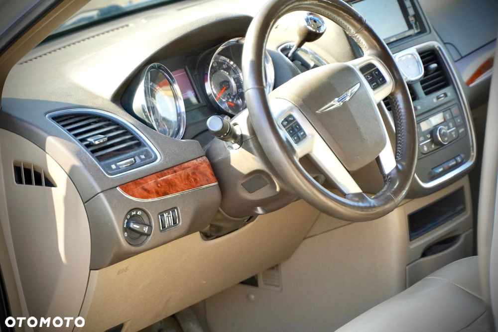 Chrysler Town & Country - 9