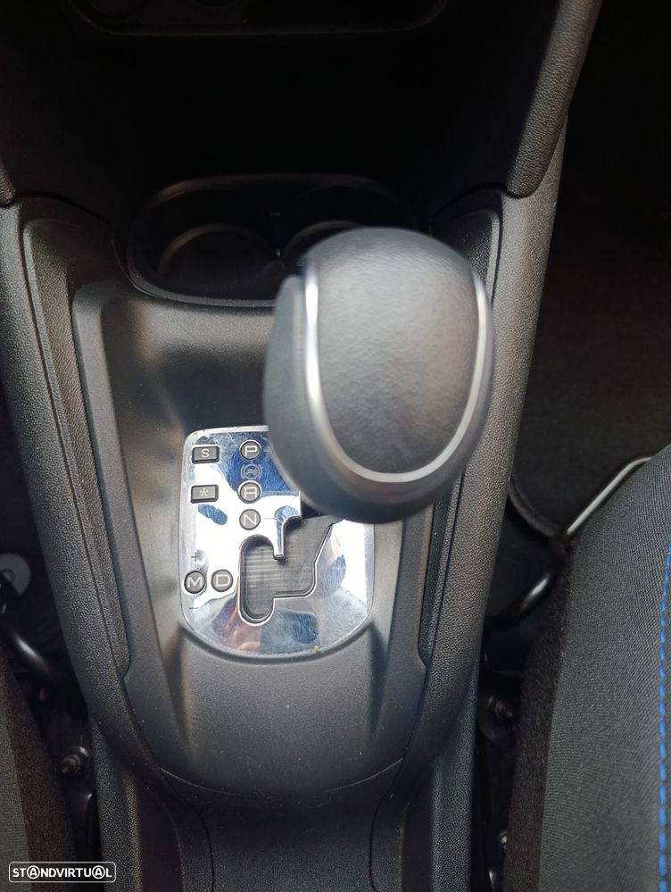 Peugeot 208 1.2 PureTech Signature EAT6 - 8