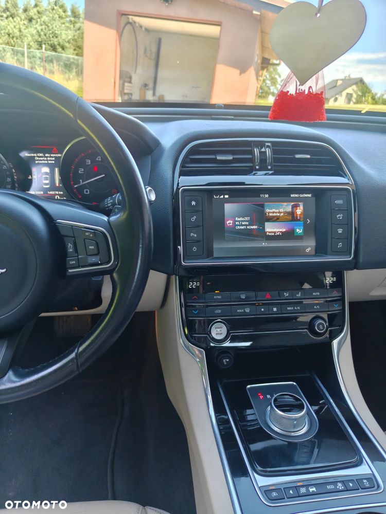 Jaguar XE 2.0 T Prestige - 8