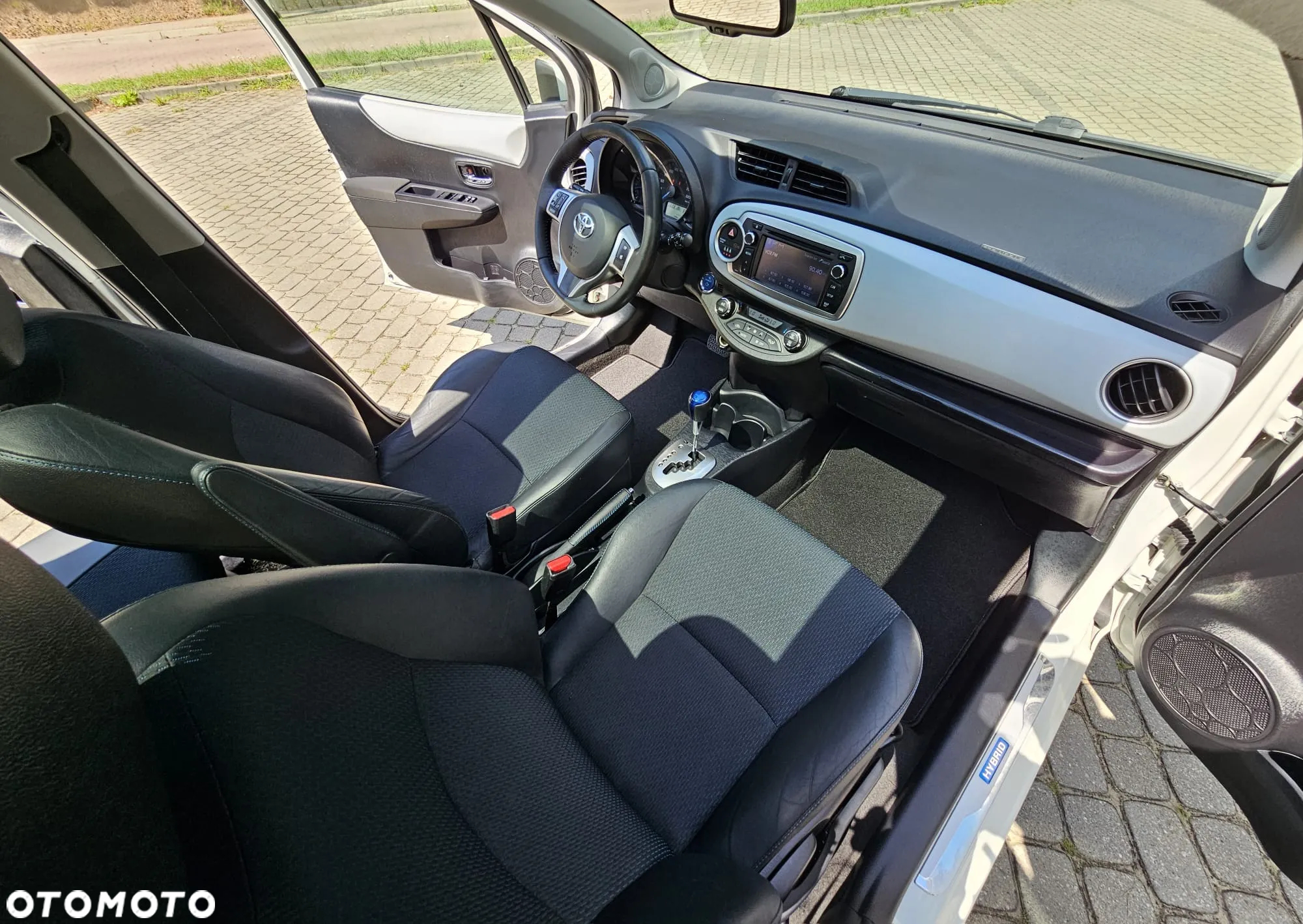 Toyota Yaris Hybrid 100 Premium - 27