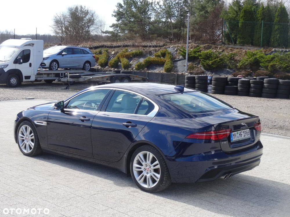 Jaguar XE 2.0 D180 R-Dynamic SE - 9