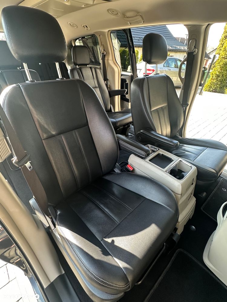 Chrysler Town & Country - 14