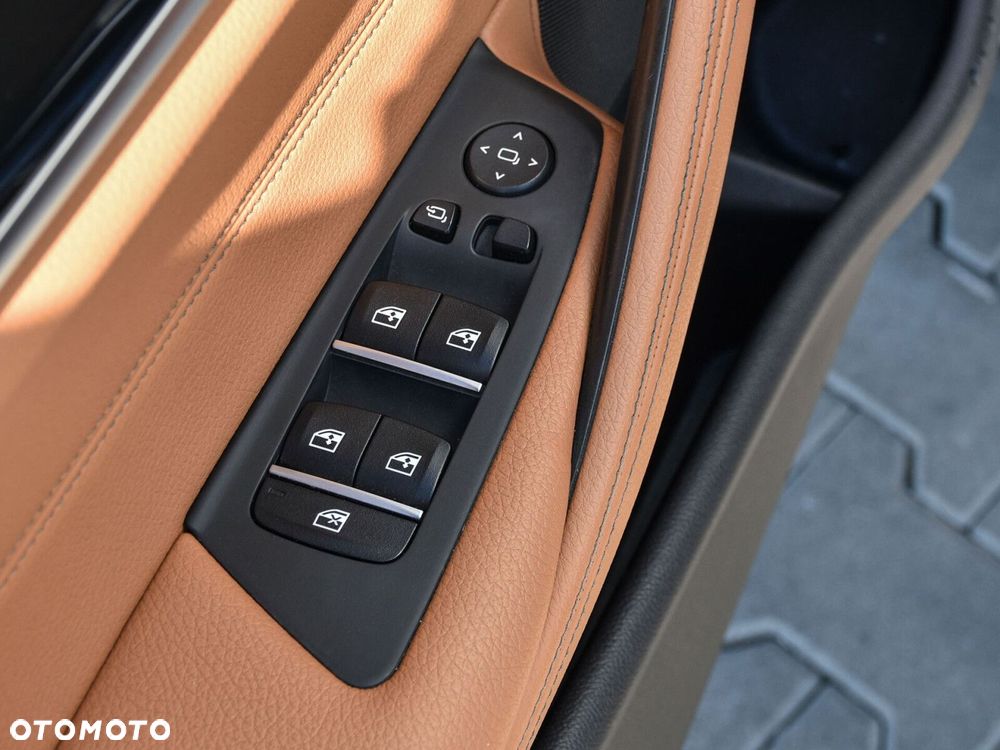 BMW Seria 5 530i GPF Luxury Line sport - 16