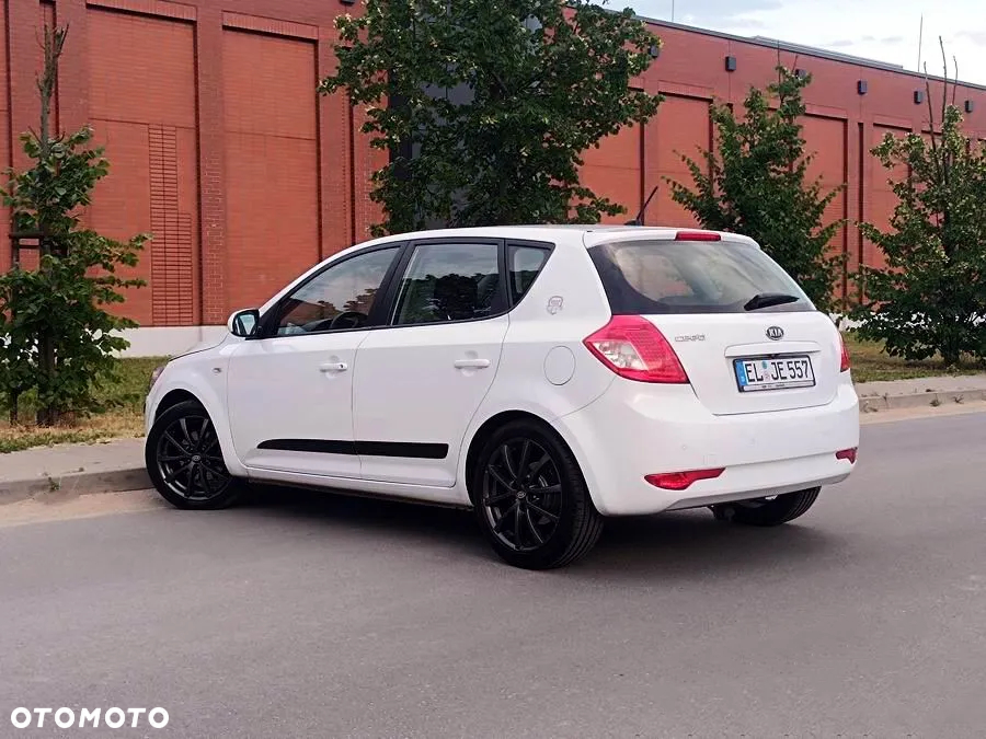 Kia Ceed 1.4 CVVT SW Dream-Team Edition - 2