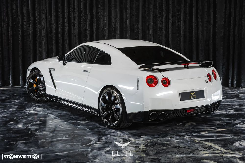 Nissan GT-R Premium Edition - 11