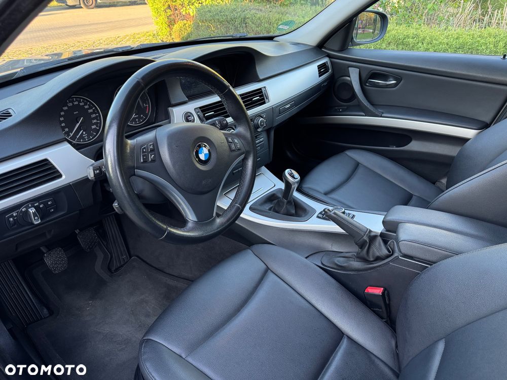 BMW Seria 3 318d DPF Edition Sport - 40