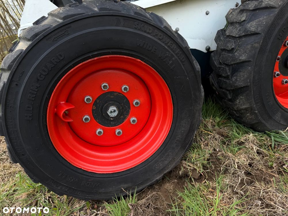 Bobcat S450 ładowarka 4x4 wózek terenowy. Łyżka. Pełne sterowanie z dżojstika jazda i praca. Aktualne serwisy DEKRA 2026r. Dokumentacja Pełna. Silnik Kubota 4cyl 55km. Maszyna Jak Nowa z Salonu! Pochodzi z Norweskiego Gospodarstwa! 2019 rok 1880 mtg! Zero luzów i wycieków. Bardzo mocna i wydajna maszyna o małych gabarytach! Idealna do stajni oraz Budownictwa. OKAZJA TANIO 3 wyjścia Hydrauliczne pod urządzenia!! - 24