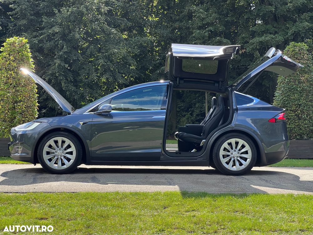 Tesla Model X - 11