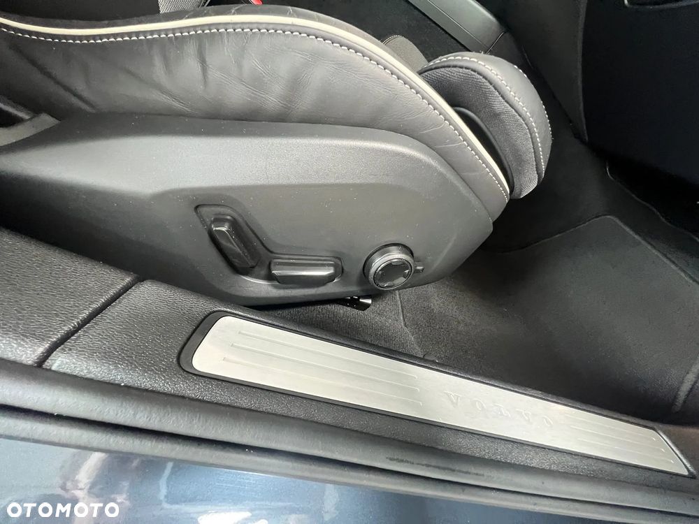 Volvo S60 B5 B AWD Ultimate Dark - 32