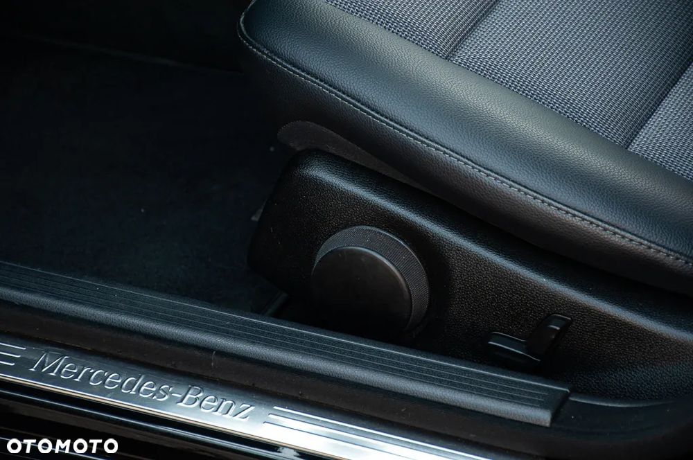 Mercedes-Benz Klasa C 180 T BlueEFFICIENCY Avantgarde - 38