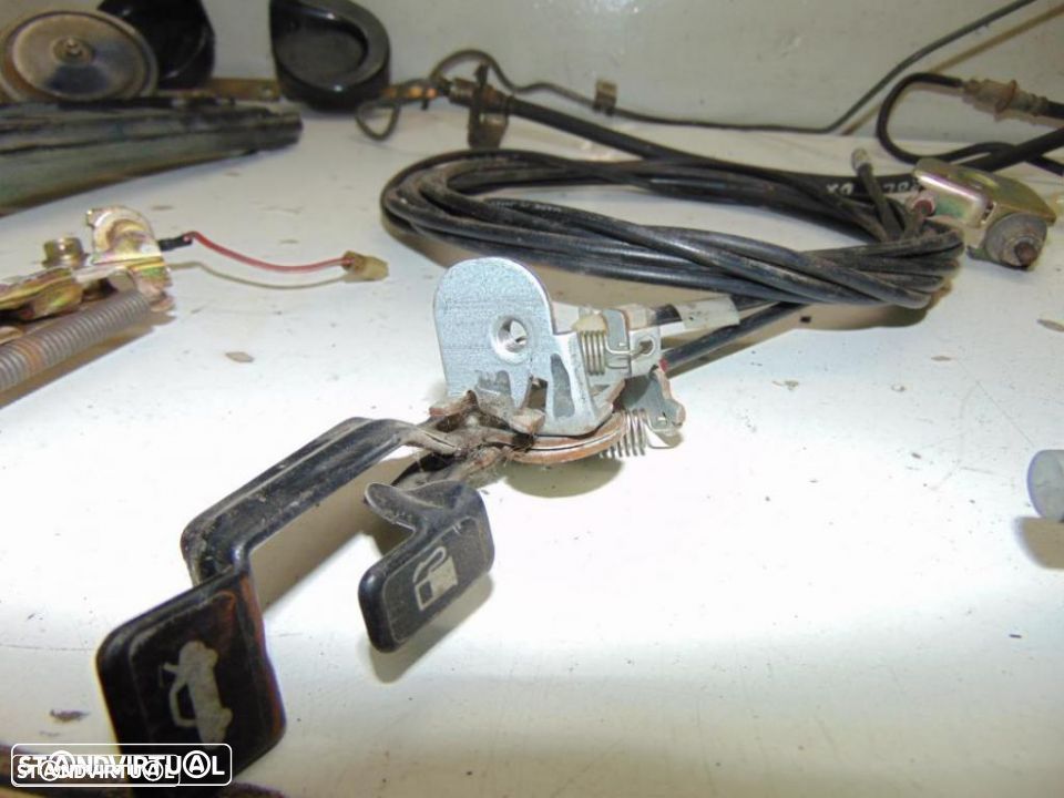 Toyota Corolla DX 3p 1985 fecho do capot - 4