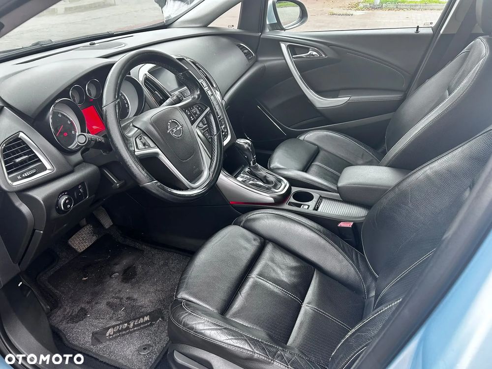 Opel Astra 2010 photo 2