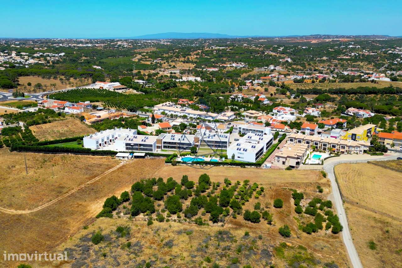 Terreno plano com projeto aprovado para construção de 5 moradias com p - Grande imagem: 2/15