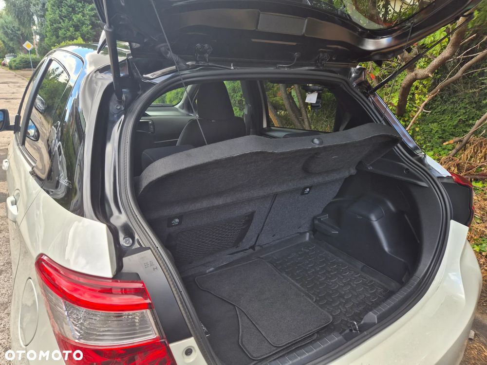 Toyota Yaris Hybrid 100 Selection - 16