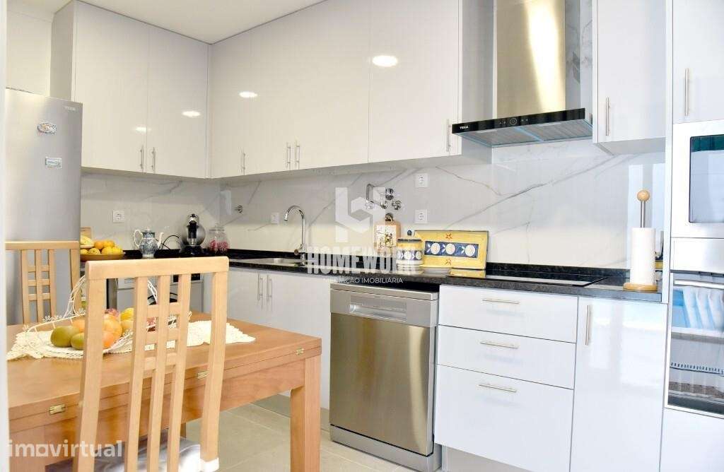 Moradia T3 Contemporânea com Piscina, Garagem e Elevada Eficiência Ene - Grande imagem: 3/54