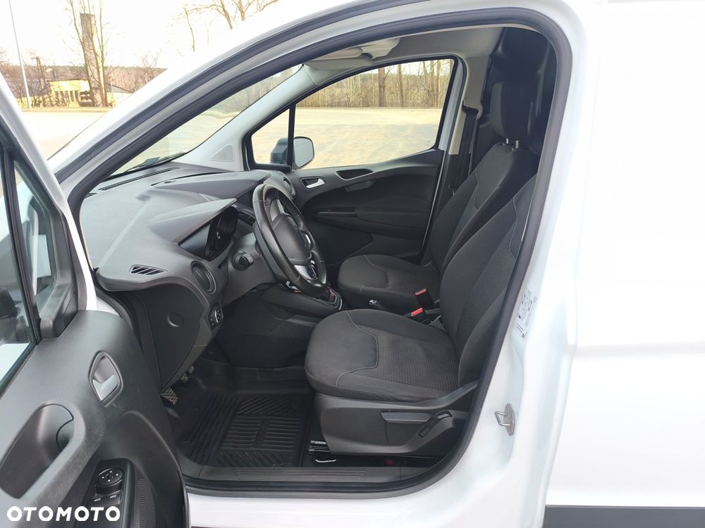 Ford Transit Courier - 23