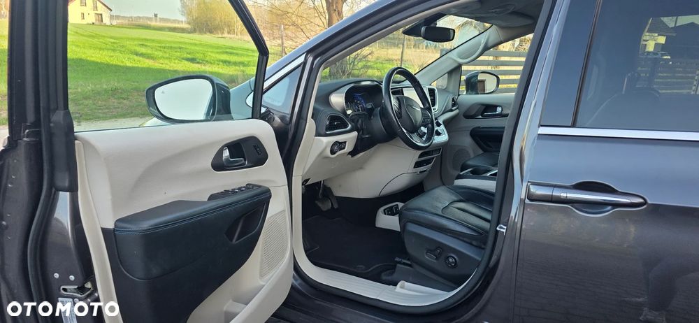 Chrysler Pacifica - 13