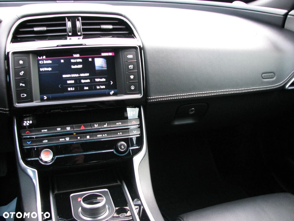 Jaguar XE D180 R-Dynamic S - 25