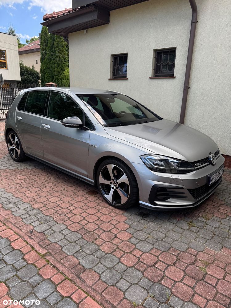 Volkswagen Golf - 1
