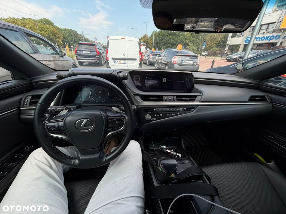 Lexus ES 300h Business Edition - 4