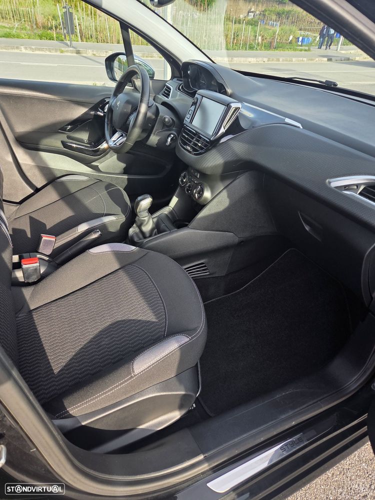 Peugeot 208 1.2 PureTech Style - 19