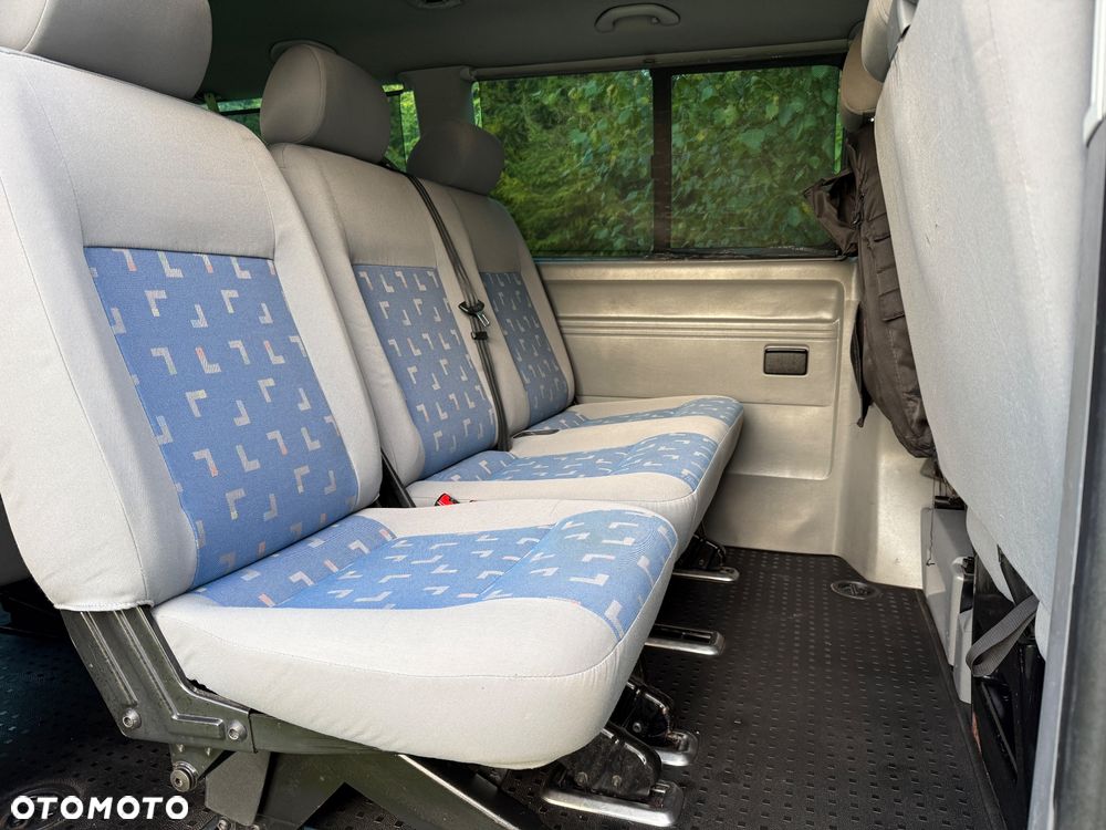Volkswagen Caravelle - 10