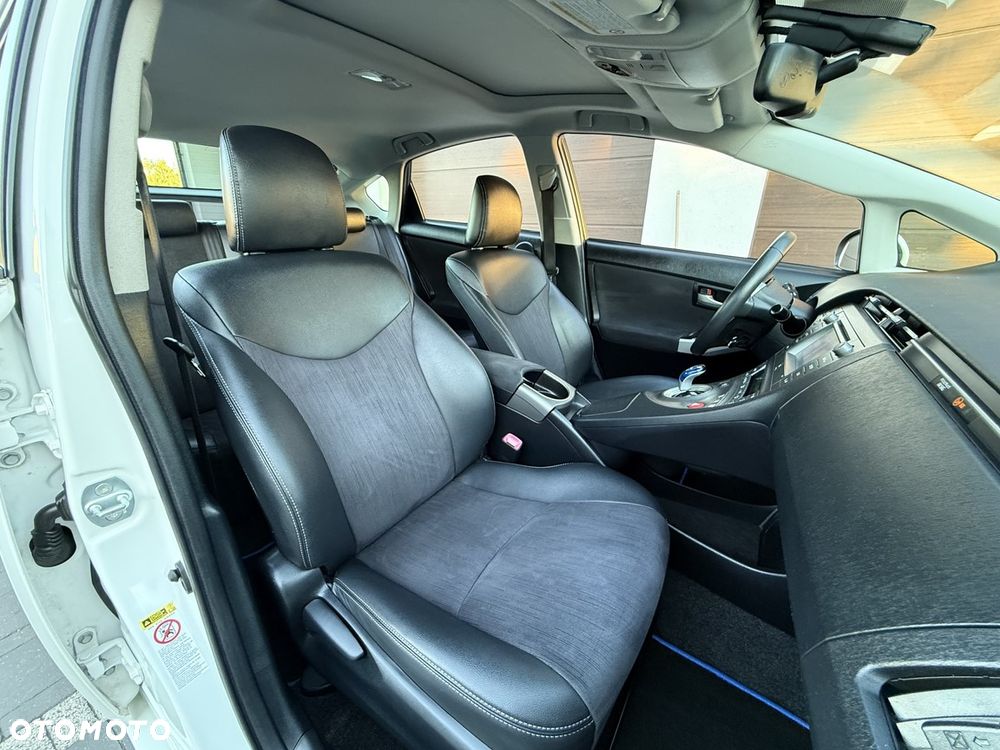Toyota Prius (Hybrid) Executive - 26