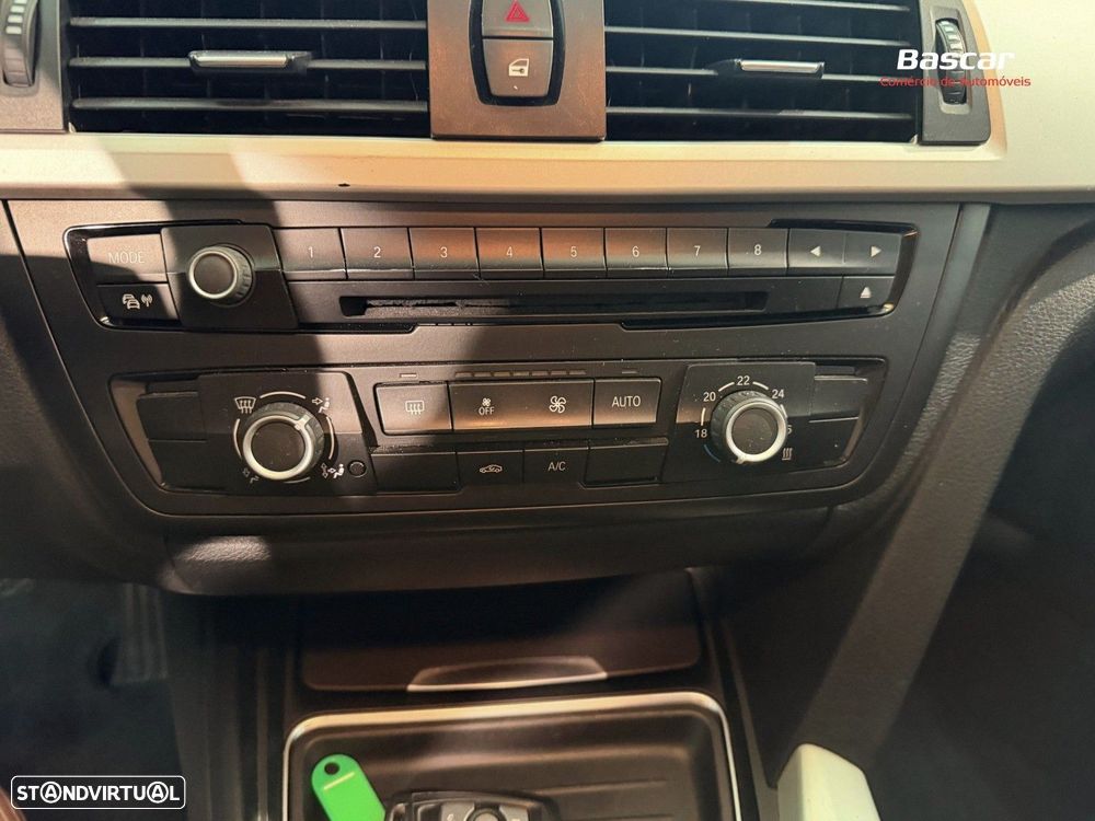 BMW 318 d Line Luxury - 22