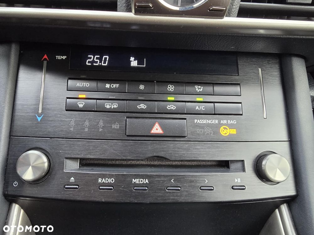 Lexus IS 300h F Sport EU6 - 33