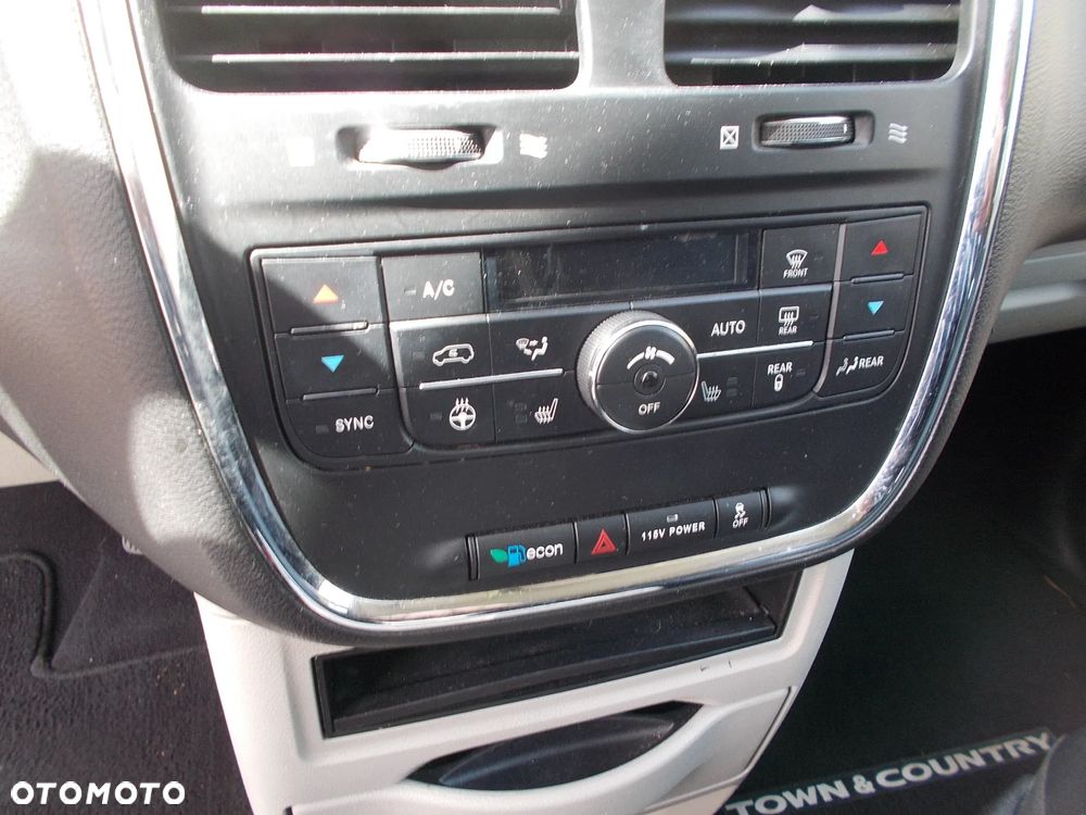 Chrysler Town & Country 3.6 Limited - 11