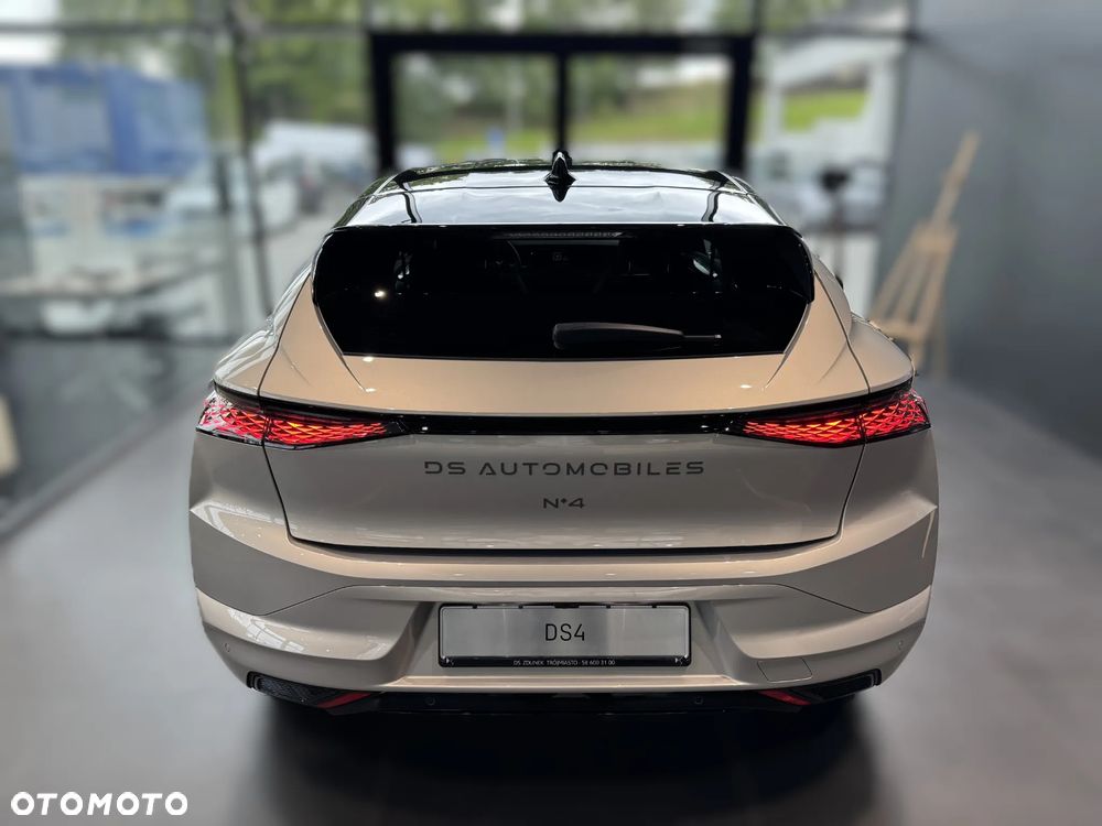 DS Automobiles N°4 1.2 mHEV Étoile Alcantara eDCS6 - 11