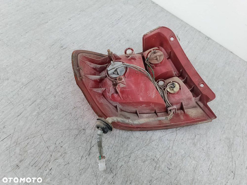 LAMPA TYLNA PRAWA HYUNDAI GETZ 92402-0B5 - 2