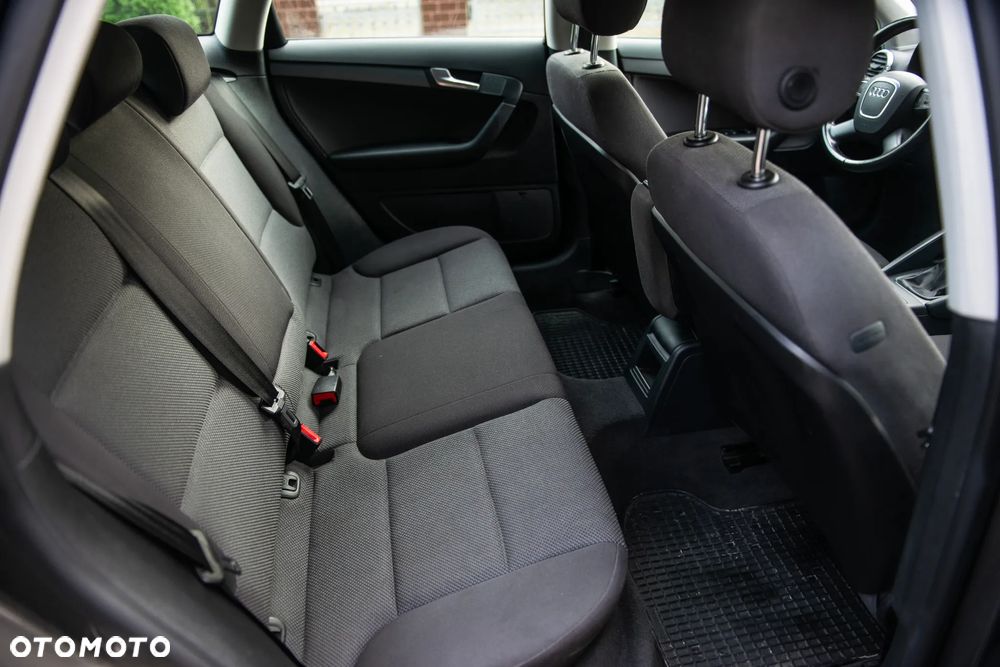 Audi A3 Sportback 1.6 TDI DPF Ambiente - 23