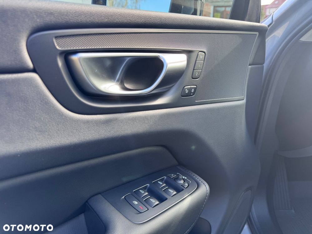 Volvo XC 60 B5 B AWD Ultimate Dark - 11