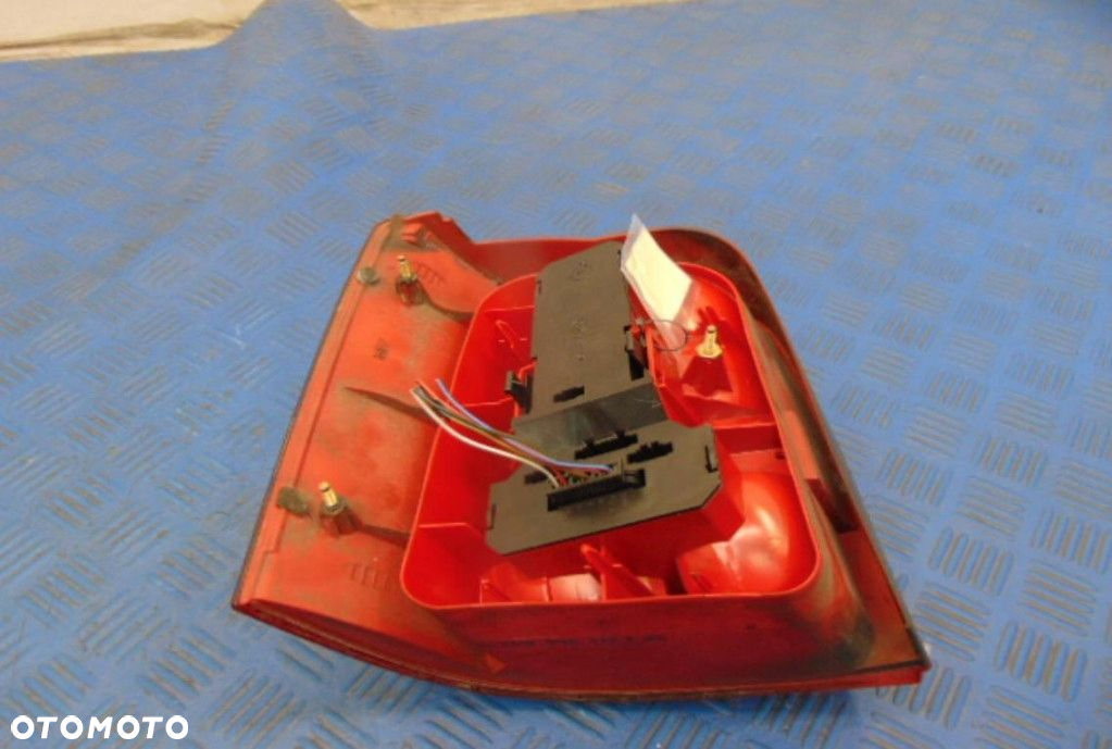 VOLKSWAGEN PASSAT B5 2.4B UNIVERSAL LAMPA TYLNA PRAWA - 3