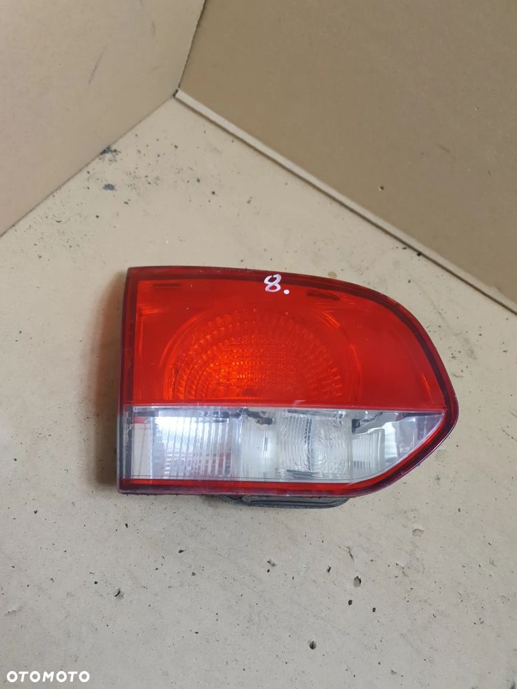 # LAMPA LEWY TYŁ W KLAPĘ VW GOLF VI nr 5K0945093J - 2