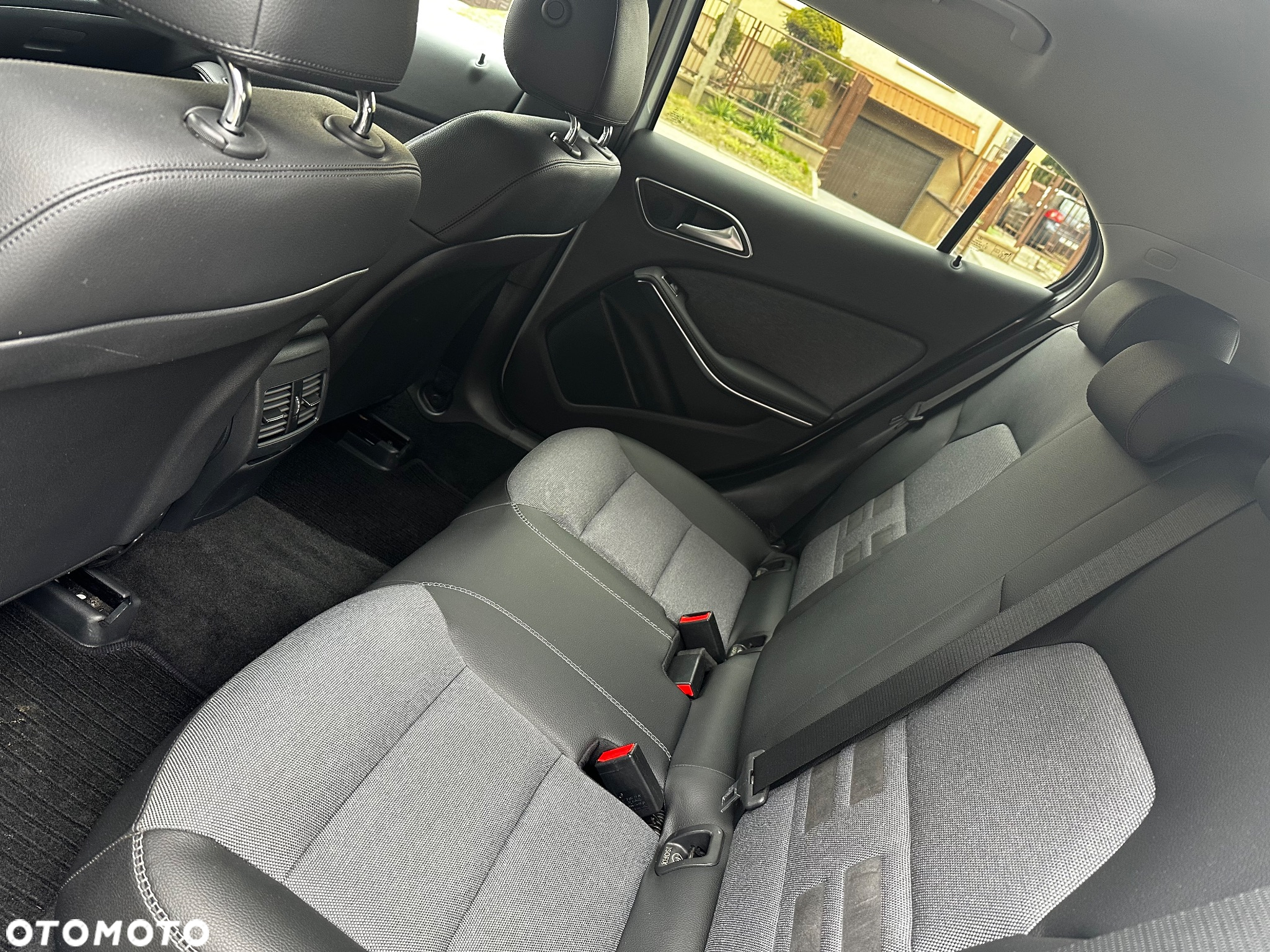 Mercedes-Benz GLA 180 7G-DCT - 20