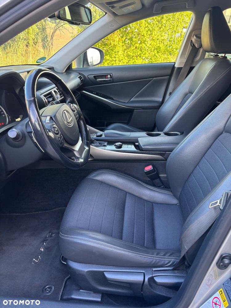 Lexus IS 300h Prestige - 25