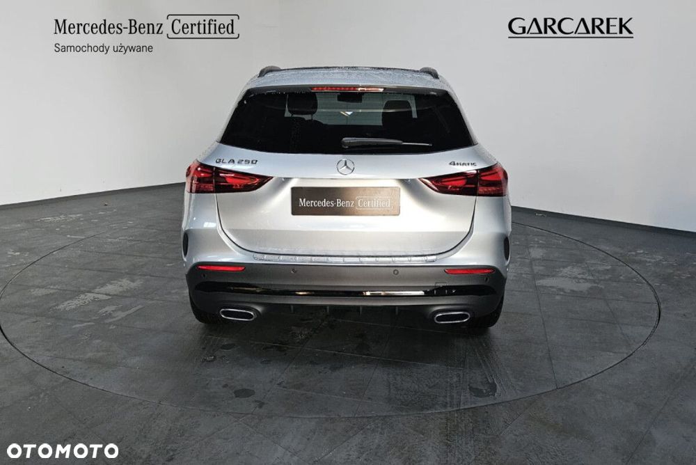 Mercedes-Benz GLA - 8