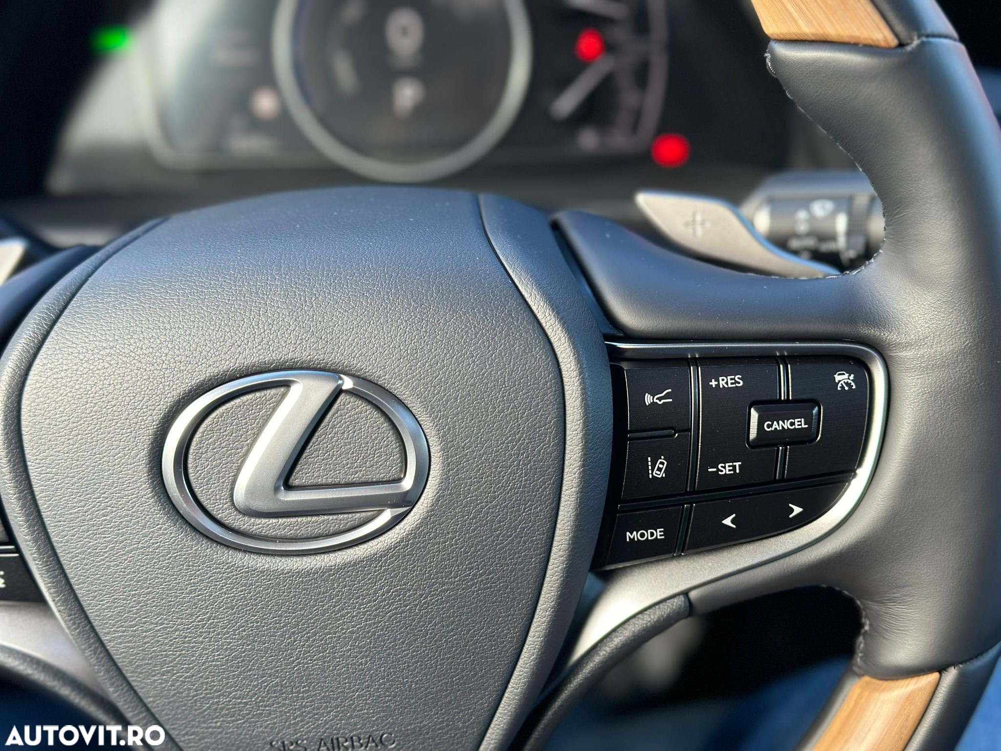 Lexus Seria ES 300h 2.5 TNGA HV 25H- 4X2 CVT Executive - 30