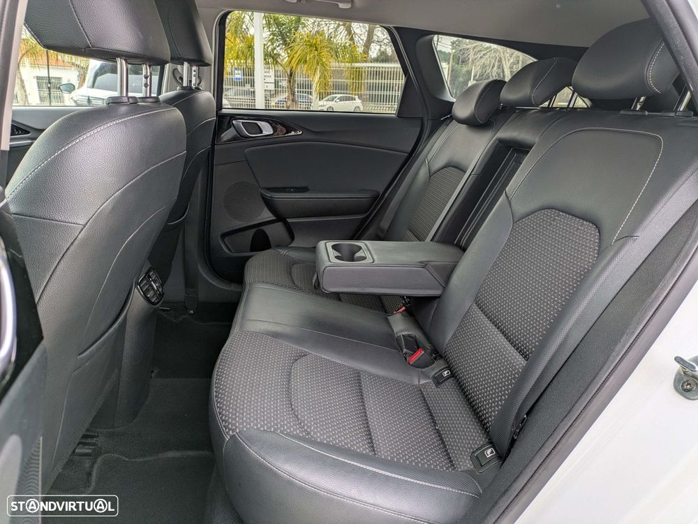 Kia Ceed SW 1.6 CRDi MHEV Drive+SRF - 23