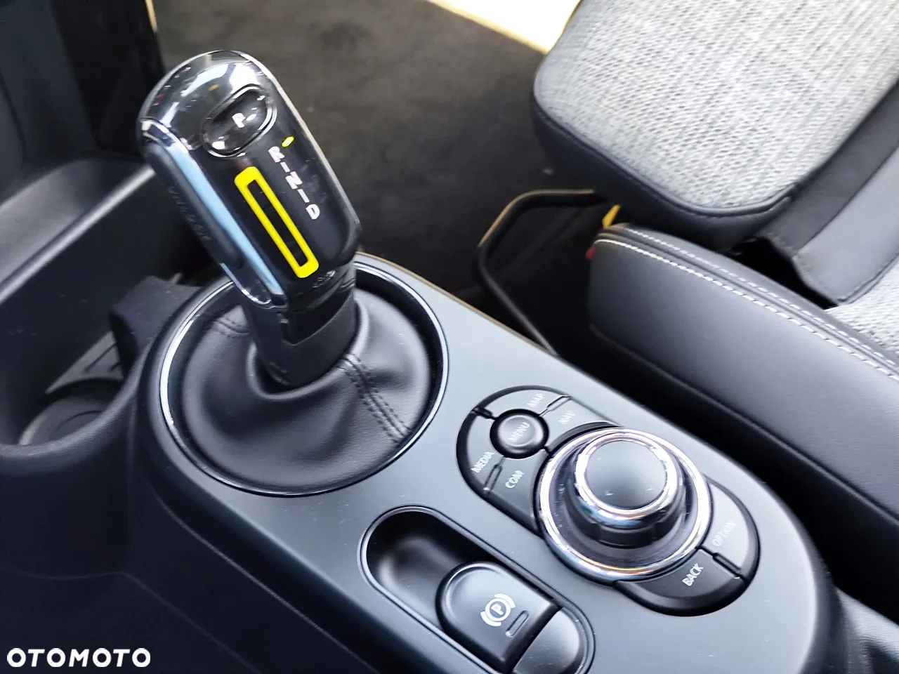 MINI Cooper SE Classic Trim - 23
